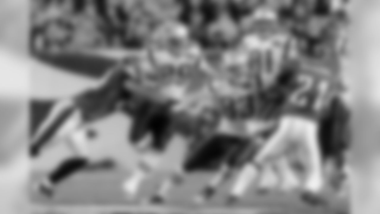 Patriots RB Danny Woodhead picks up a block from WR Wes Welker