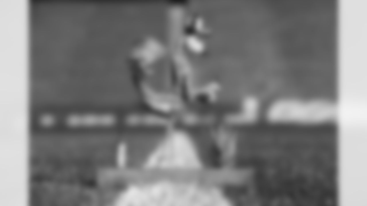 102618-Figurines_EJA037