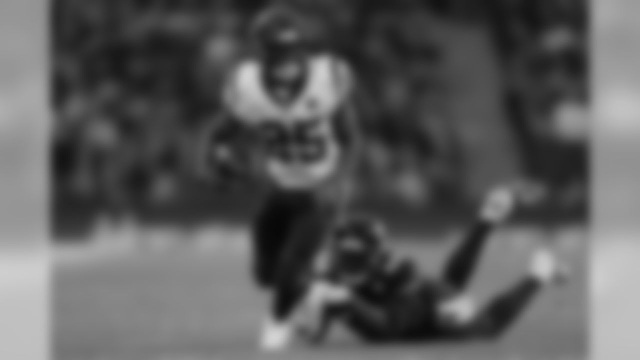 Duke Johnson, RB – The Texans' receiving back has 25 catches as is averaging almost 10 yards-per-catch. The Patriots defense has had occasional problems with backs catching the ball out of the backfield, especially in the screen game. Johnson is a good safety valve for Watson that will need to be eliminated.