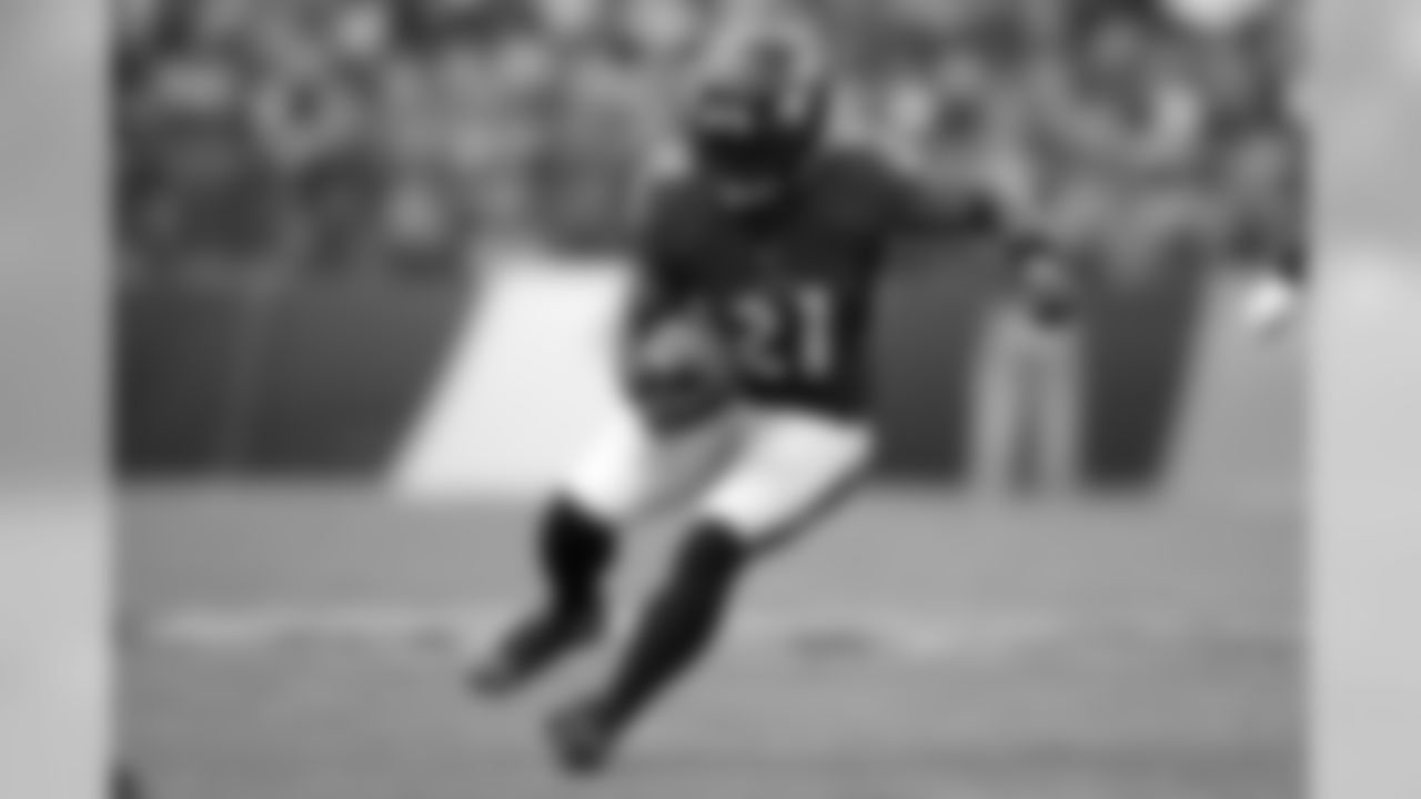 Mark Ingram, RB: Ingram's physical running style is a perfect complement to the speed on the rest of the offensive roster. With seven touchdowns and 4.7 yards-per-attempt, Ingram is an effective back who is an ideal change of pace to keep the defense from putting their speediest personnel on the field.