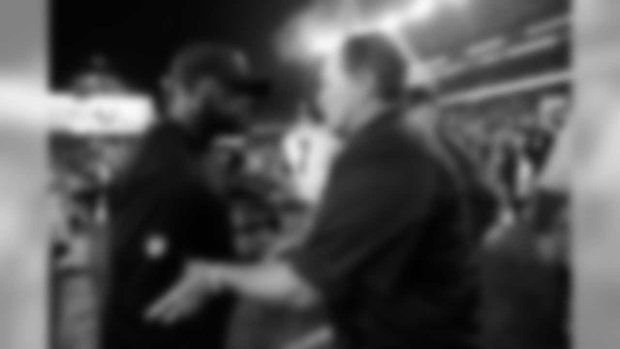 Pittsburgh Steelers head coach Mike Tomlin (left) shakes hands with New England Patriots head coach Bill Belichick after the NFL football kickoff game at Gillette Stadium on Thursday, Sept. 10, 2015 in Foxborough, Mass. The Patriots won 28-21. (Ben Liebenberg via AP)