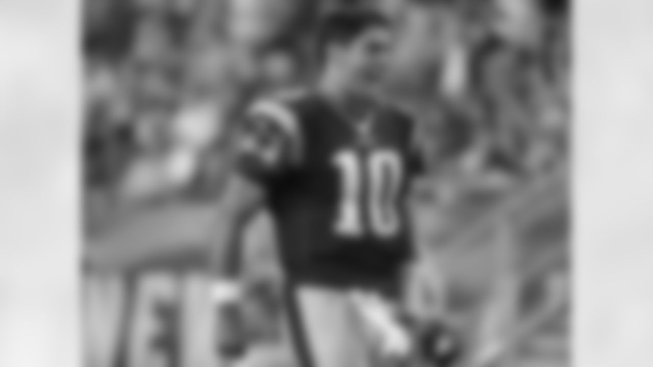 New England Patriots quarterback Jimmy Garoppolo warms up before an NFL preseason football gameagainst the New York Giants Thursday, Sept. 3, 2015, in Foxborough, Mass. (AP Photo/Stephan Savoia)