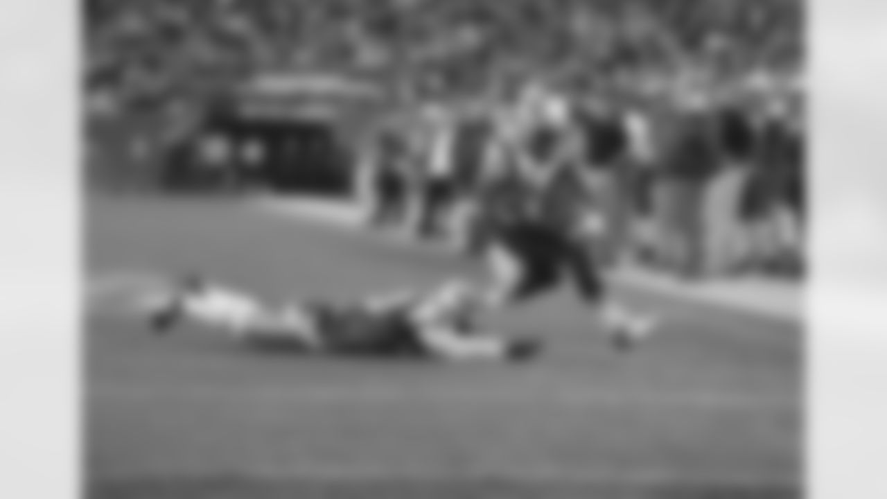 The Patriots tied a franchise record for most points in a quarter when they put up 35 points in the second stanza in a 49-14 victory over the Jets on Nov. 22, 2010. New England scored three TDs in a span of 52 seconds, on a Shane Vereen 83-yard TD reception followed by fumble returns by Steve Gregory and Julian Edelman.