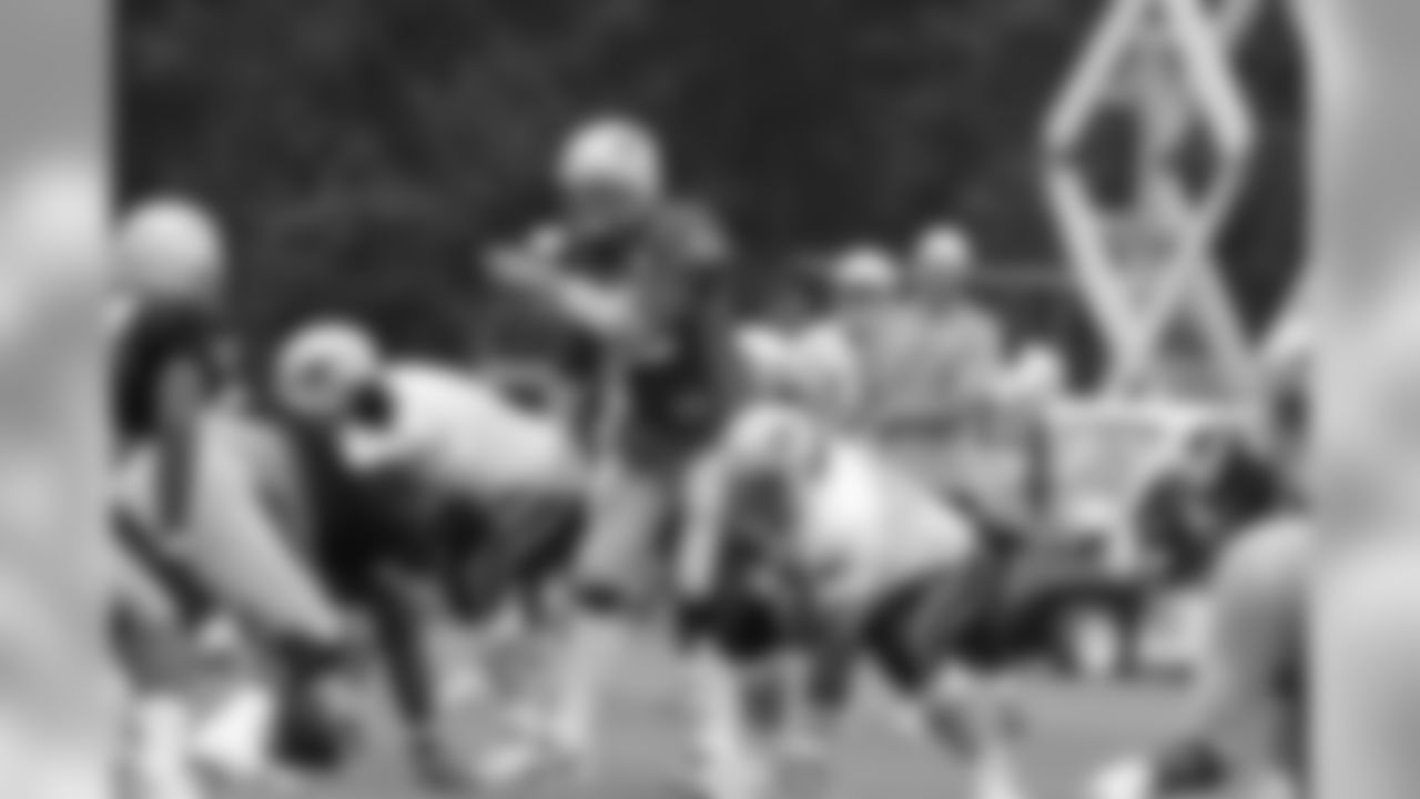 Tom Brady leads the offense through training camp drills