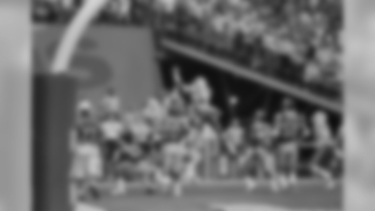 56. Hail Mary in LA – The Patriots trailed the Los Angeles Rams, 28-23, when Tony Eason took the snap from the Rams 25 with three seconds left in a Nov. 16, 1986 game at Anaheim Stadium. Eason lofted a Hail Mary to the end zone and wide receiver Irving Fryar snared the tipped pass for a game winning touchdown with no time left on the clock. The miracle play proved to be the difference as the Patriots edged the Jets by one game for their second ever AFC East title.