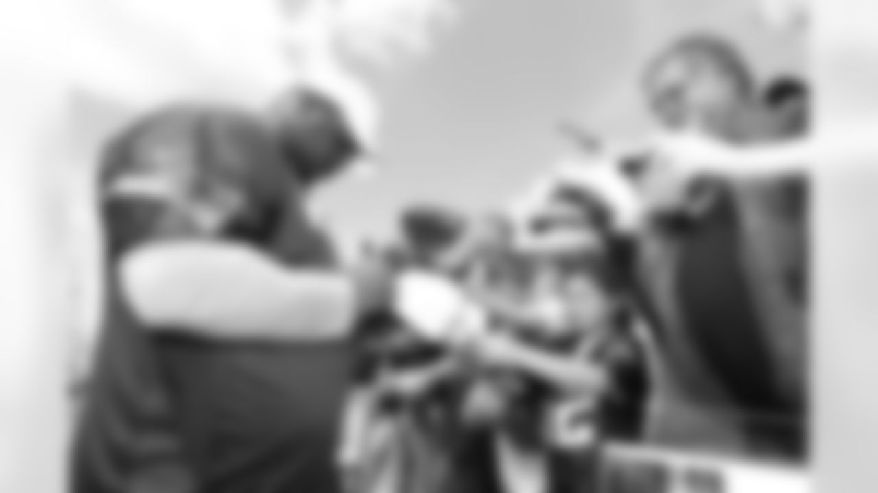 Wilfork signs autographs