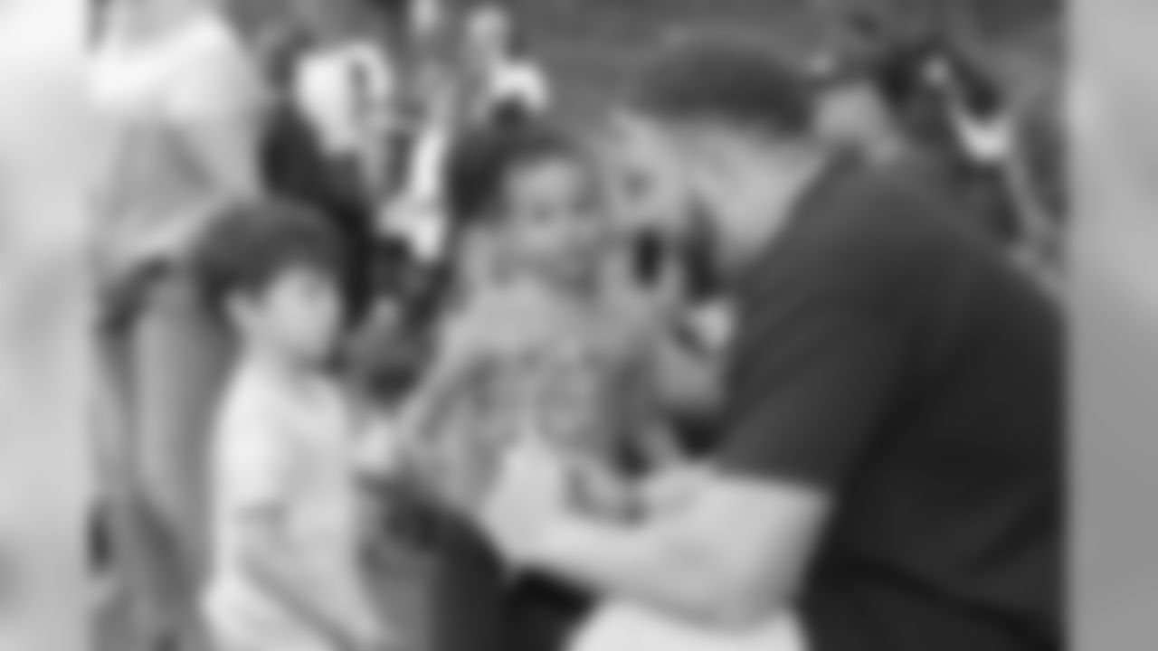 20180614_iPadDonation_Kelly672