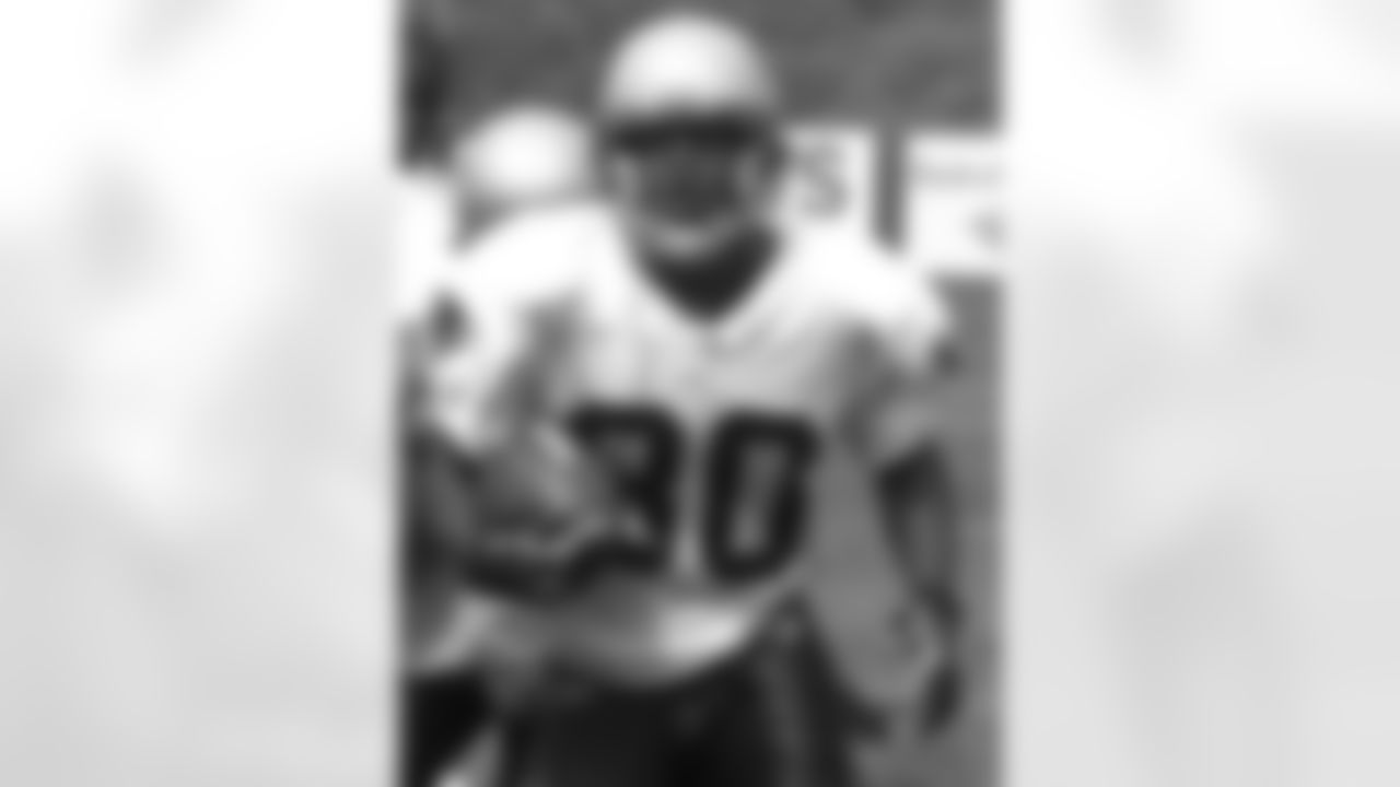 Troy Brown(80) warms up with teammates at the beginning of practice on Day 9 of Training Camp. 8/7/2006 Photo by Elizabeth Propper