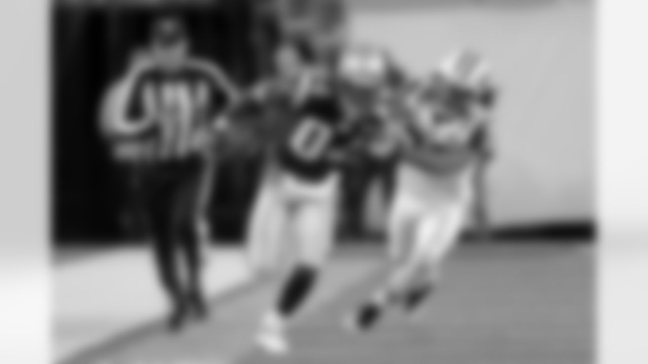 Patriots WR Deion Branch breaks away from Donald Strickland in the Patriots 37-16 win over the Jets.
