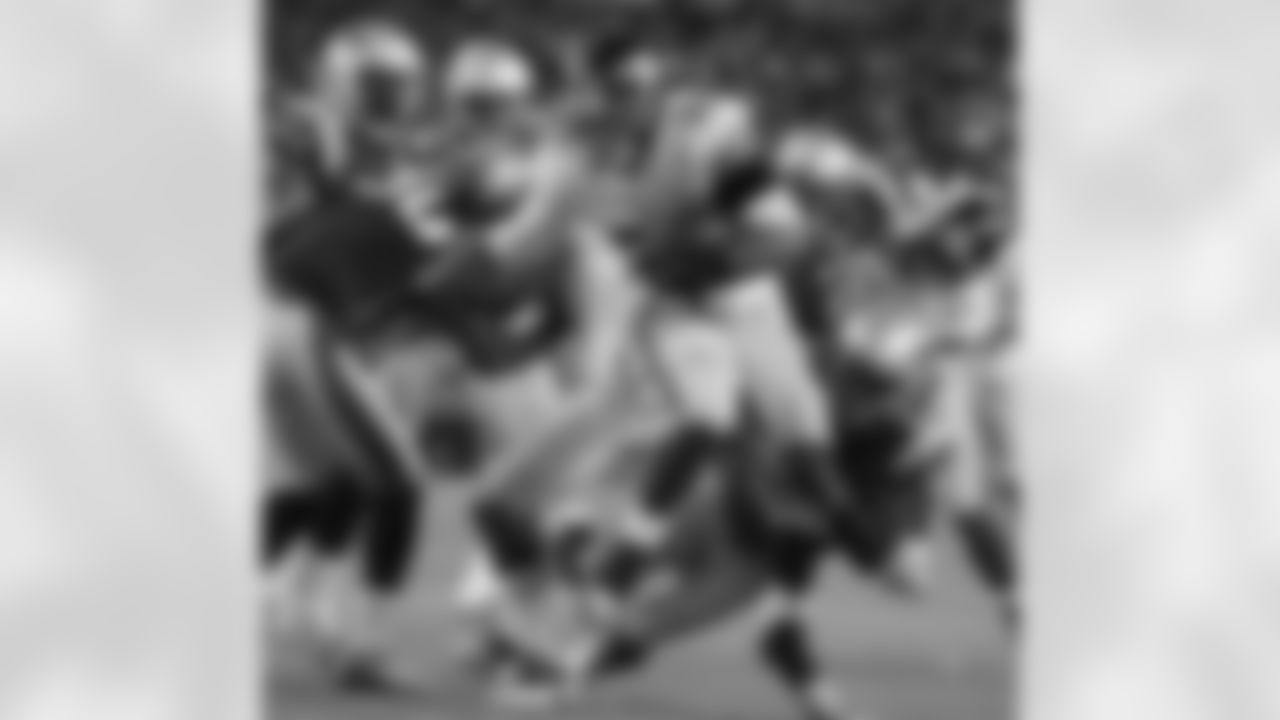 Marquice Cole tackles Giants RB Da'Rel Scott