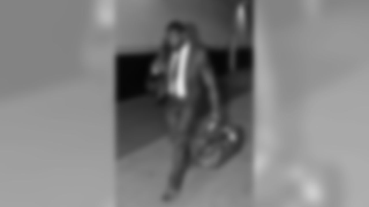 For the not-so-fashion savvy, yes, brown shoes do go with a blue suit. A man sporting a Louis Vuitton bag and belt would know that. We're talking about Kyle Arrington and by the way he's spotted our camera, he knows we're talking.