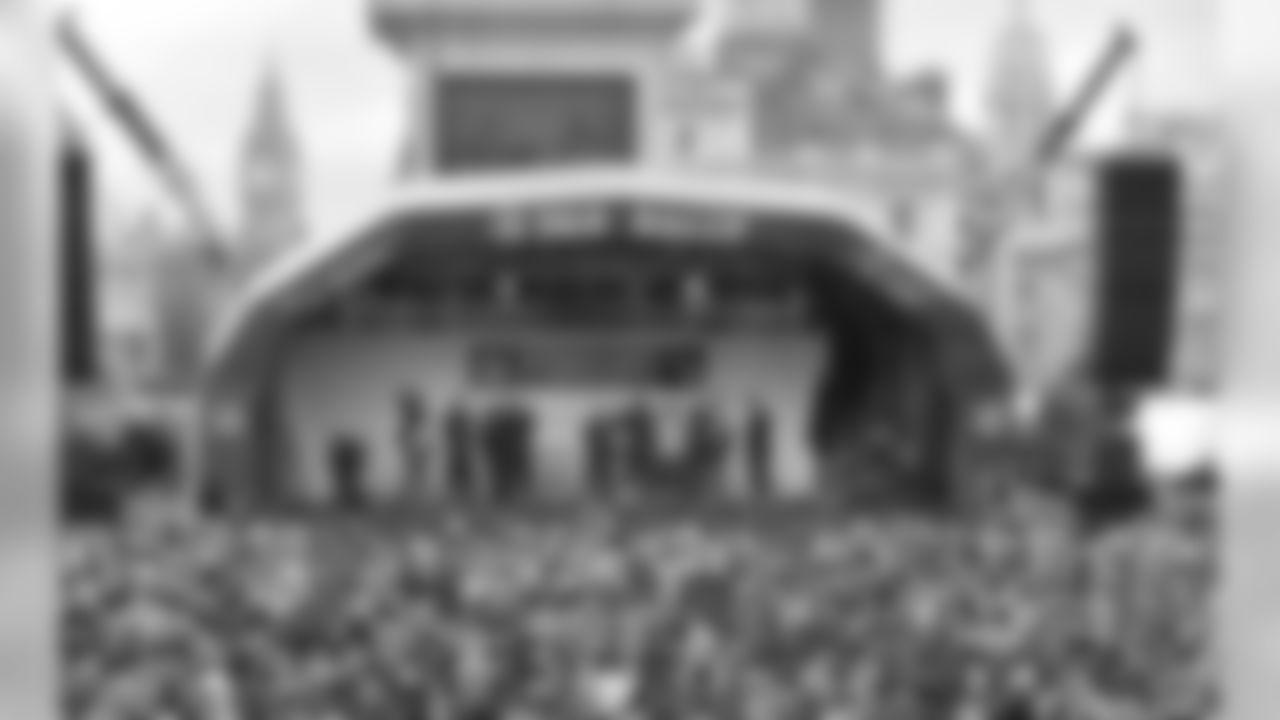 tempNFL-London-FanRally-271007.JPG