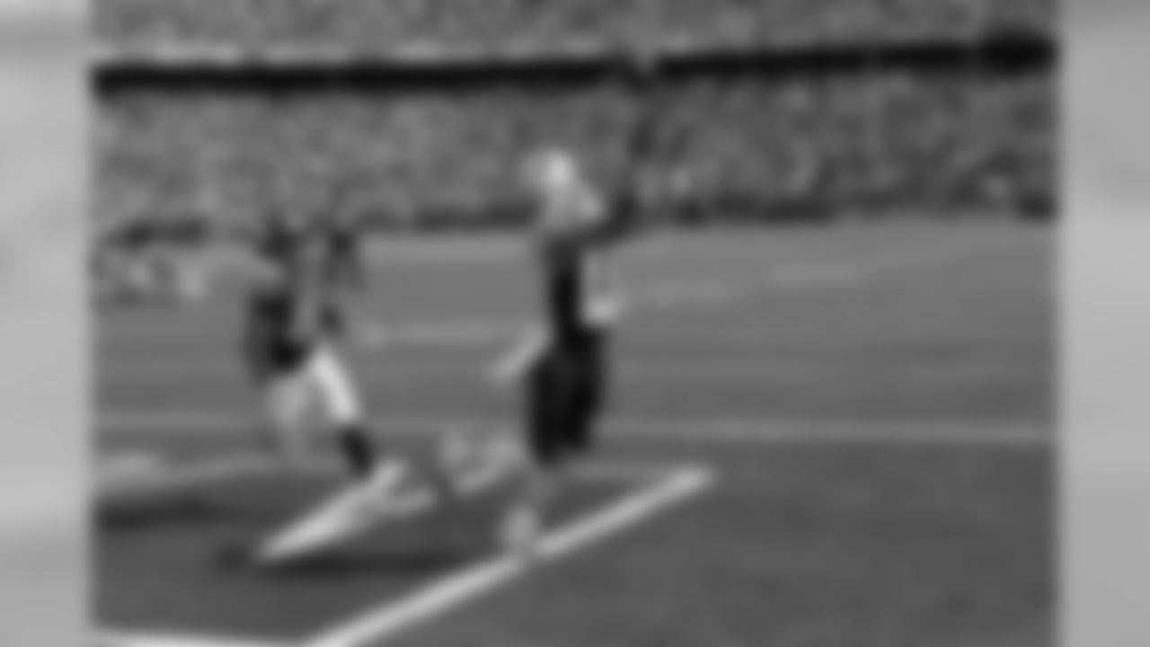 New England Patriots wide receiver Julian Edelman, right, catches a 9-yard touchdown pass as Minnesota Vikings cornerback Captain Munnerlyn watches during the second quarter of an NFL football game Sunday, Sept. 14, 2014, in Minneapolis. (AP Photo/Jim Mone)