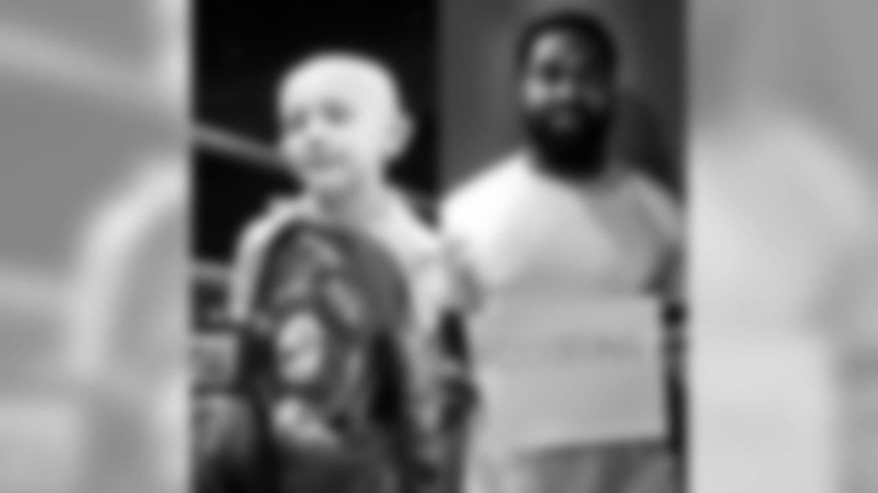 Jerod Mayo – Instagram (@jerod_mayo51) : Show your support and repost #dstrong. Let's#fightcancertogether
