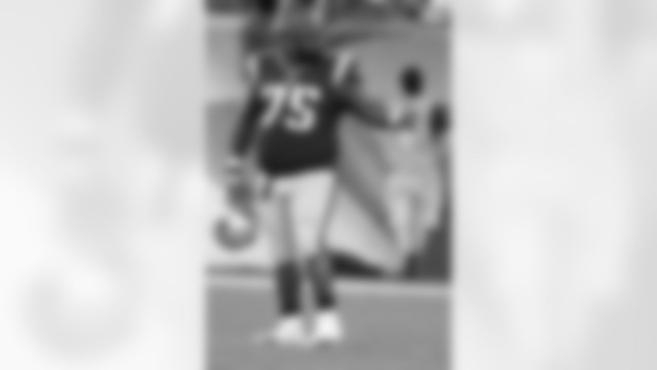Vince Wilfork gives a thumb up