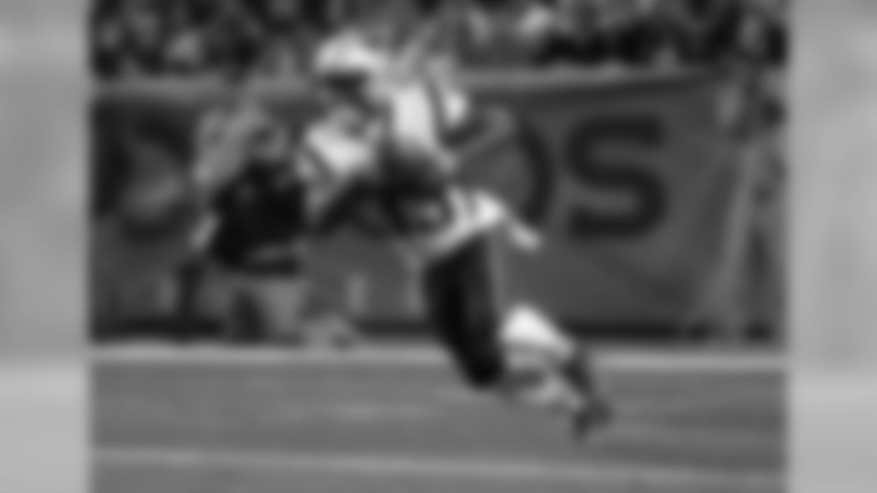 New England Patriots running back Dion Lewis (33) runs back a kick-off for a touchdown against the Denver Broncos during the first half of an NFL football game, Sunday, Nov. 12, 2017, in Denver. (AP Photo/Jack Dempsey)
