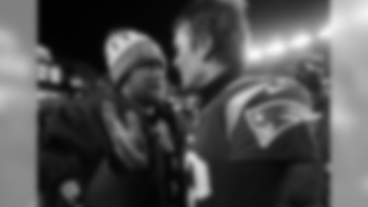 Former teammates Tennessee Titans backup quarterback Matt Cassel, left, and New England Patriots quarterback Tom Brady speak at midfield after an NFL divisional playoff football game, Saturday, Jan. 13, 2018, in Foxborough, Mass. (AP Photo/Michael Dwyer)