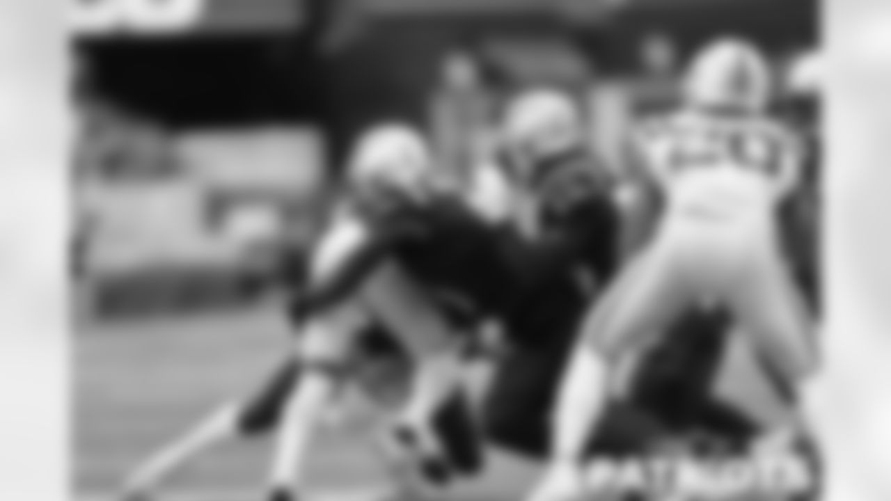 Ja'Whaun Bentley tackling a Colt's offensive player