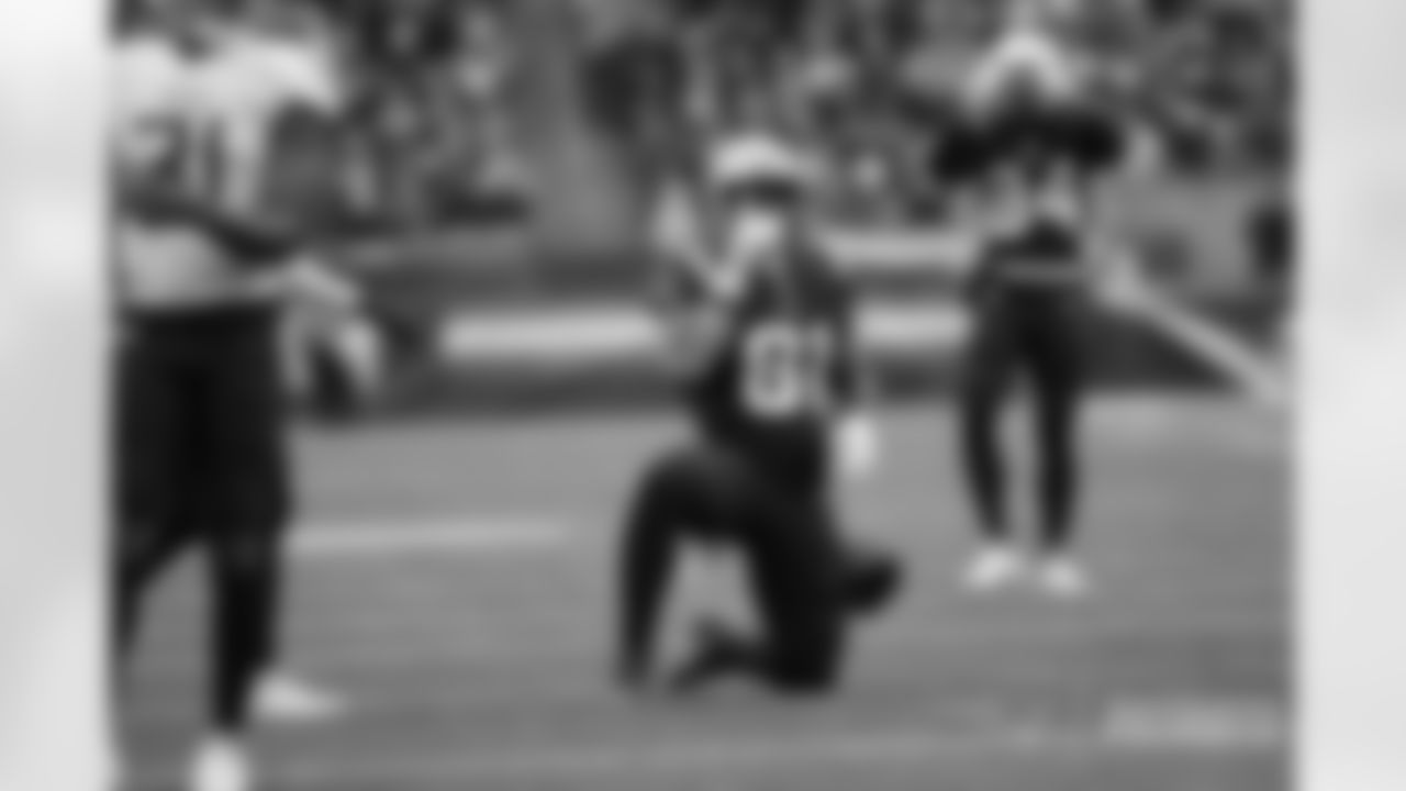 Jonnu Smith celebrates a first down