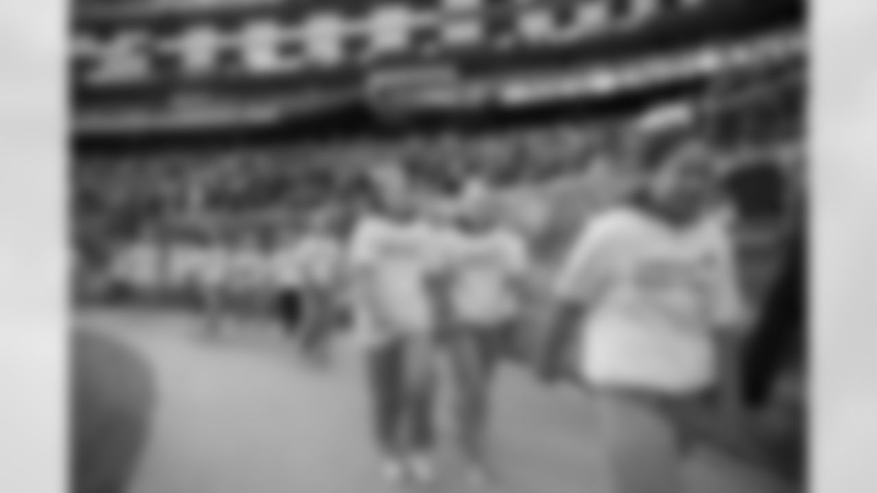 tempcheer_df_game_14_bv_df-cheer122814-294.jpg