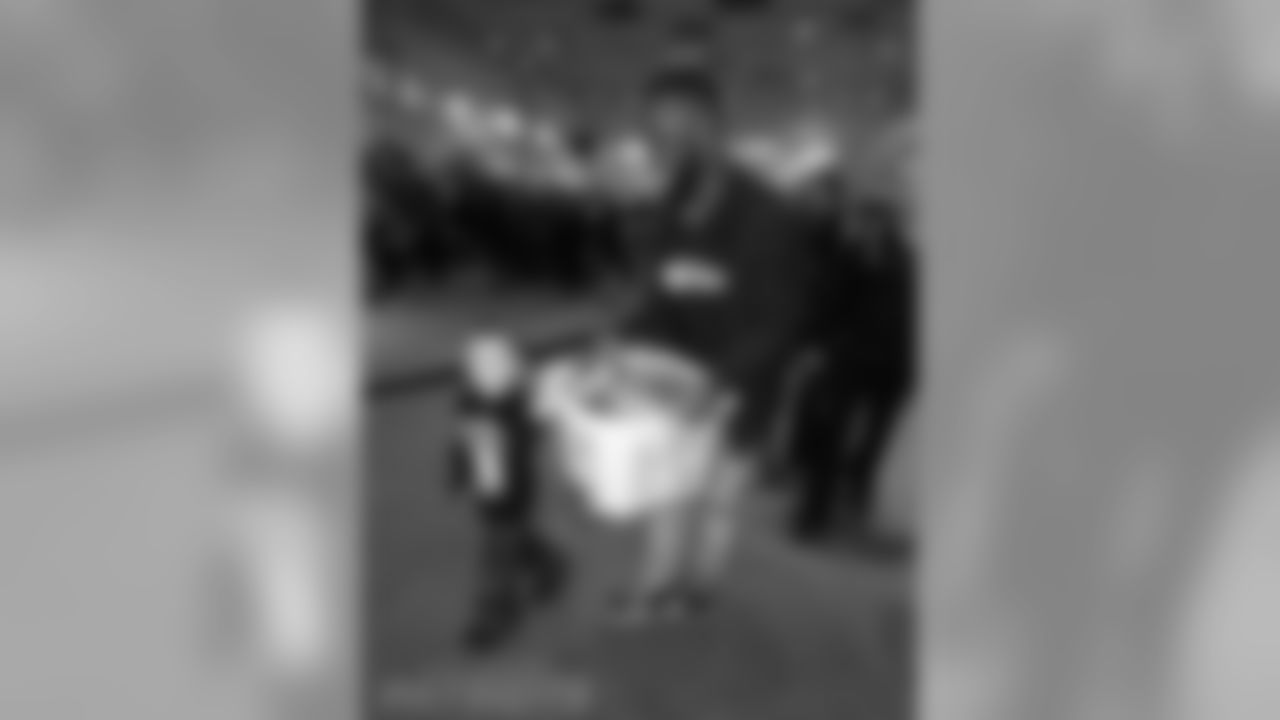 112117turkeybaskets_eja590-watermarked.jpg