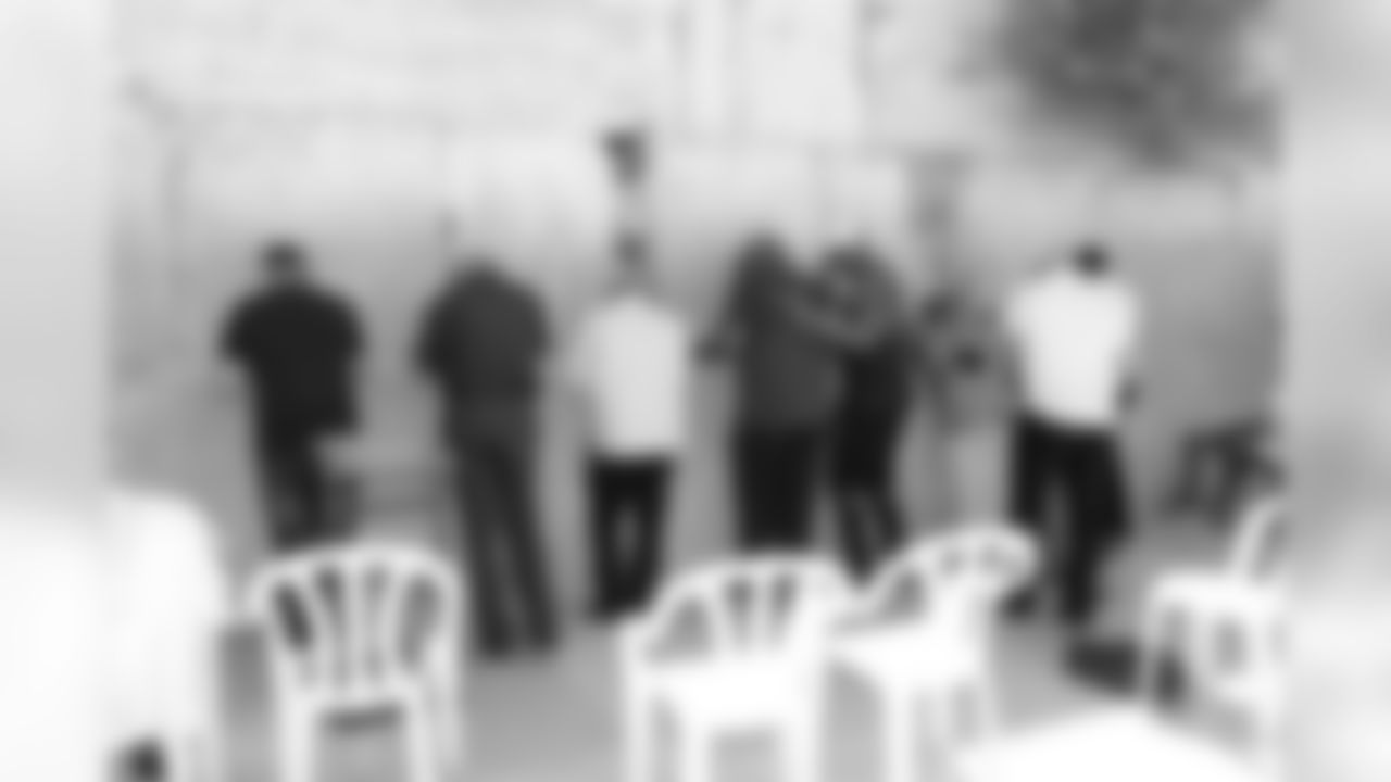 Roger Staubach, Robert Kraft, Jim Brown, Cris Carter and others pray at the Western Wall.
