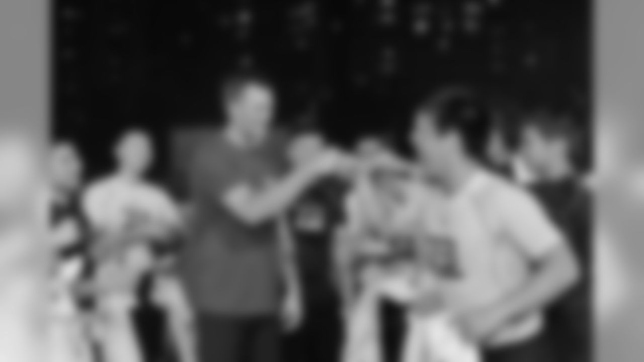photo_13_brady_join_the_postmatch_celebration_with_students_from_ucafl1_1_credit_ua.jpeg
