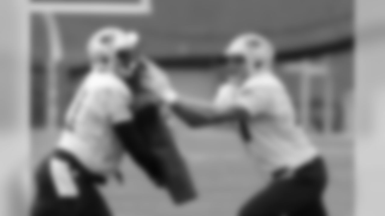 Rob Gronkowski and Tim Wright participate in drills