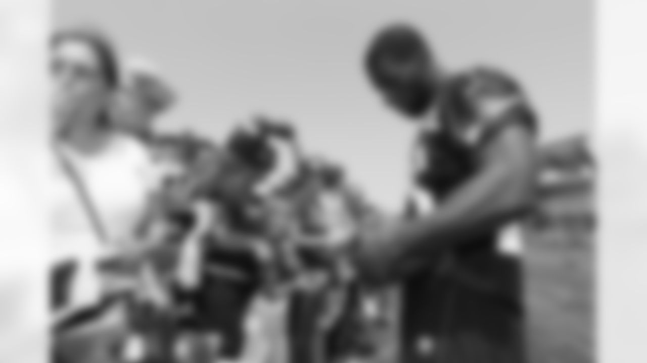 Kyle Arrington signs autographs for fans