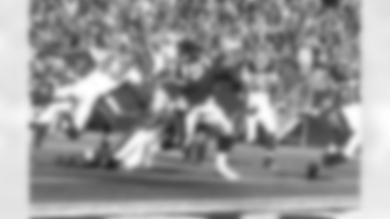 Patriots QB Matt Cassel threw for 234 yards and ran for a touchdown, lifting New England to a 20-10 win on Nov. 9, 2008.