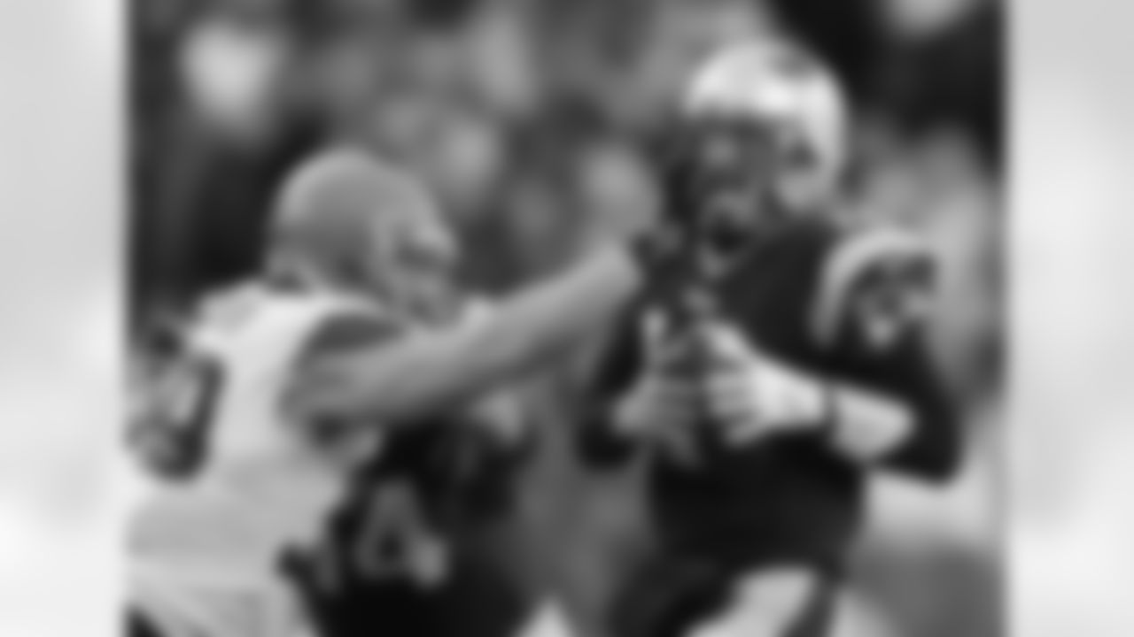 Browns Paul Kruger pressures Tom Brady