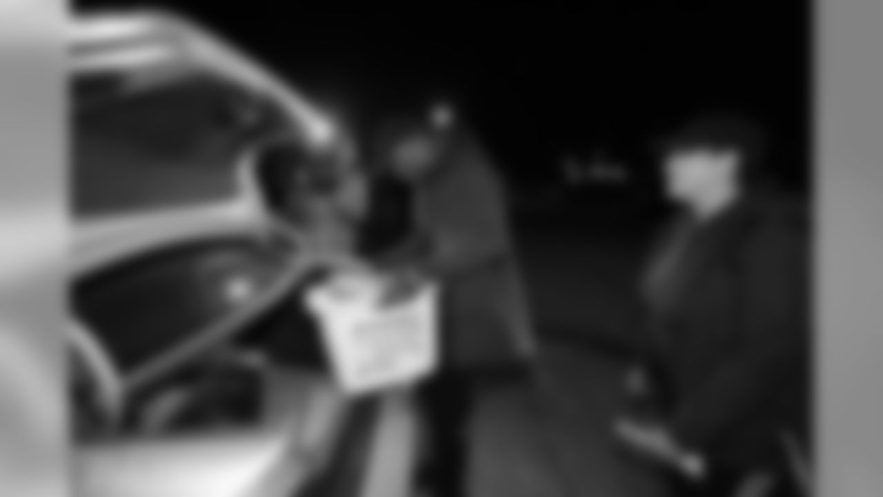 112117turkeybaskets_eja319-watermarked.jpg