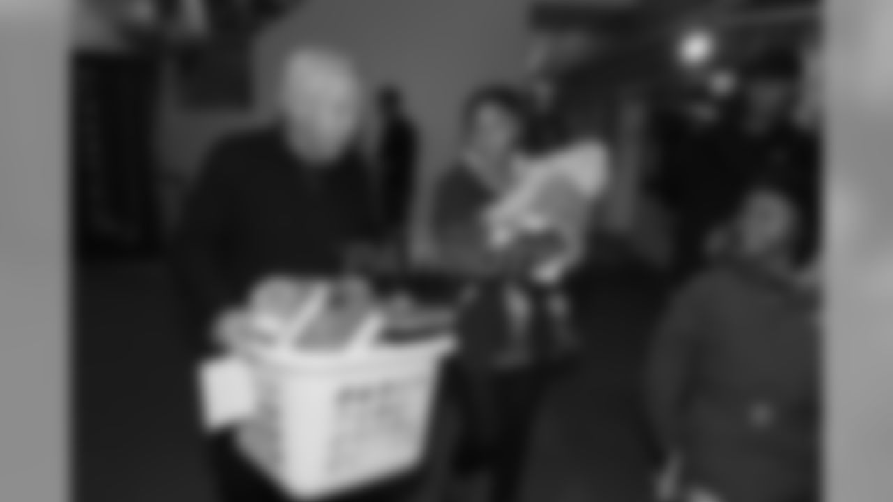 112216turkeybaskets_eja064-watermarked.jpg