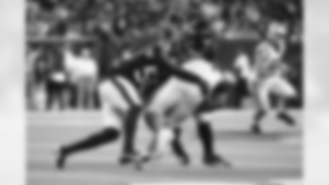 Christian Kirskey, LB: Houston's leading tackler is a key player in the middle of Lovie Smith's defense. As the middle linebacker in the Tampa 2 defensive scheme he also had pass coverage responsibilities, especially in the deep seam. The Patriots' tight ends will pose a good challenge for the rangy Kirksey, as New England will look to target him in a variety of ways.