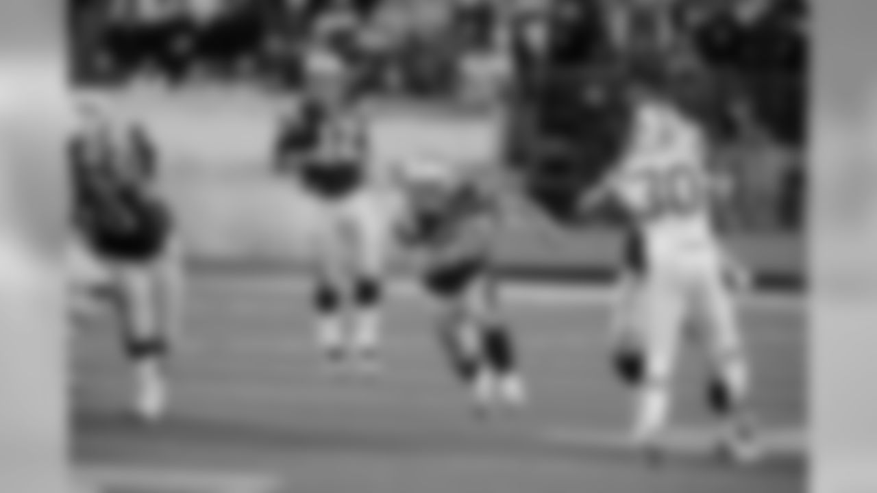 Patriots RB Danny Woodhead runs through the Jets defense during the Patriots 37-19 win over the Jets.
