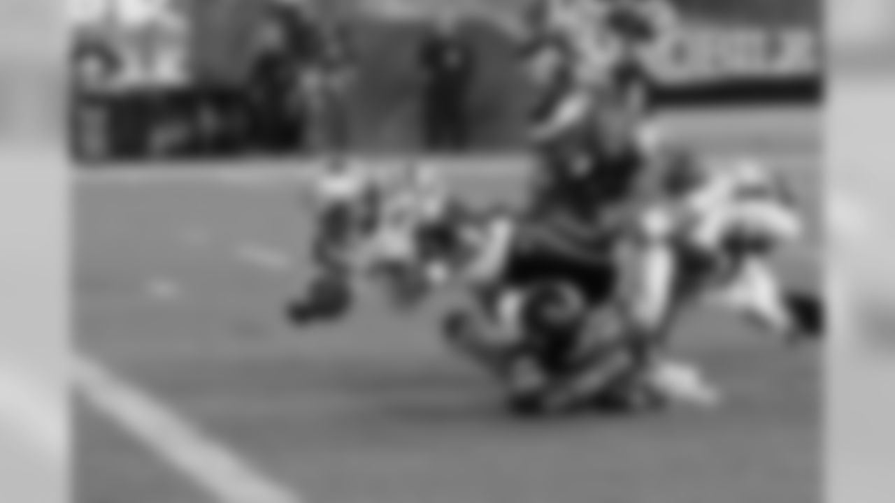 Patriots WR Deion Branch reaches for the end zone on his 63-yard reception