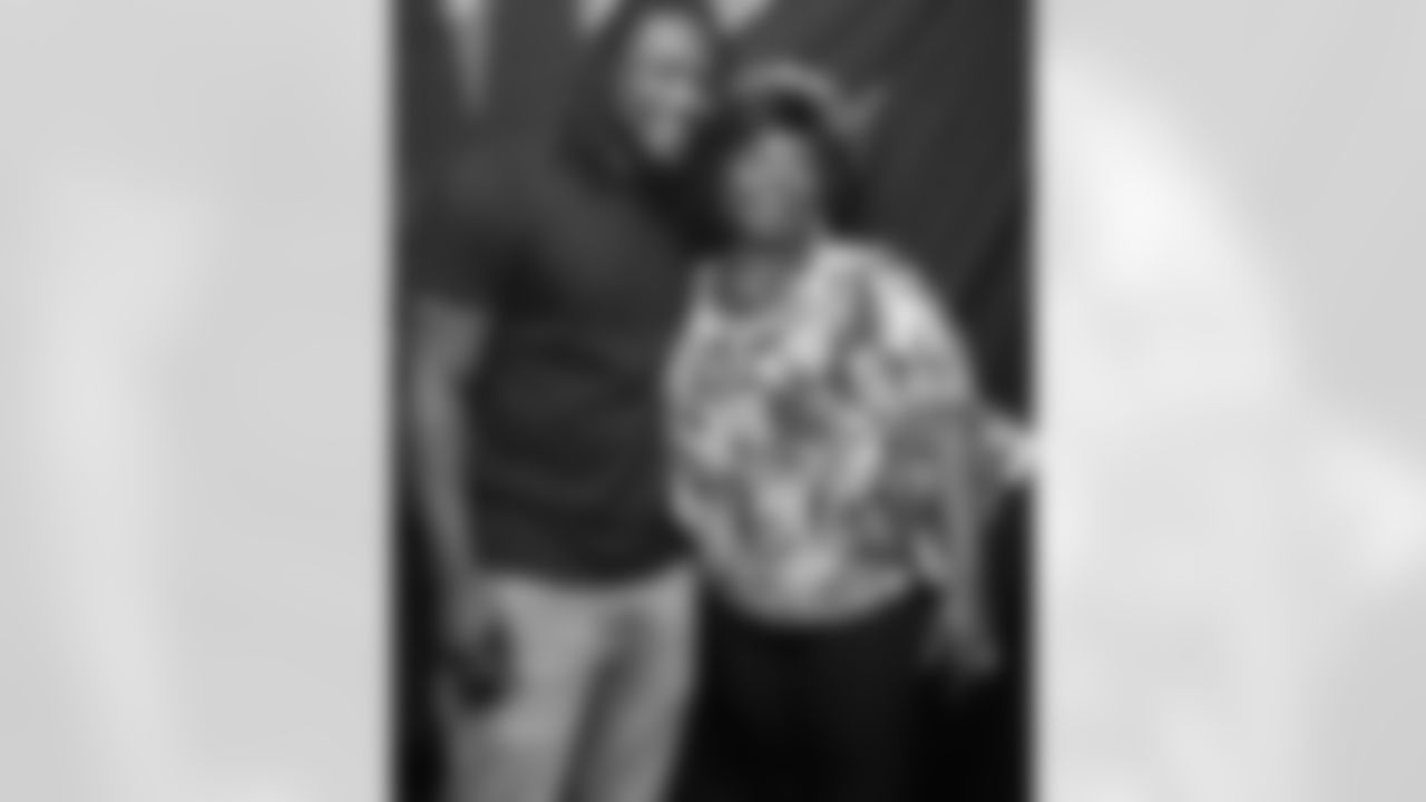 LeGarrette Blount – Instagram (@l_blount29): Happy Mother's Day to my A1 Day1! You've always had my back whether I was right or wrong! You're the most supportive and understanding person I know and I don't think God makes em any better than my mother! I express my love for you throughout the year so this day isn't any different! I love you mama!!!