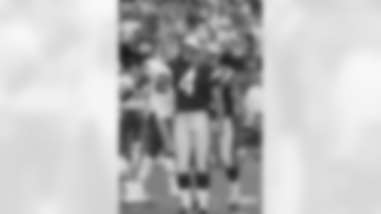 Adam Vinatieri reacts and celebrates after kicking a 35-yard game-winning field goal in overtime to give the Patriots a 41-38 win over the Chiefs.