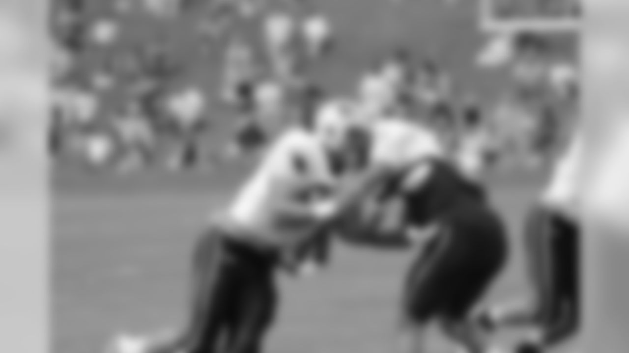 Rob Gronkowski works on blocking at training camp