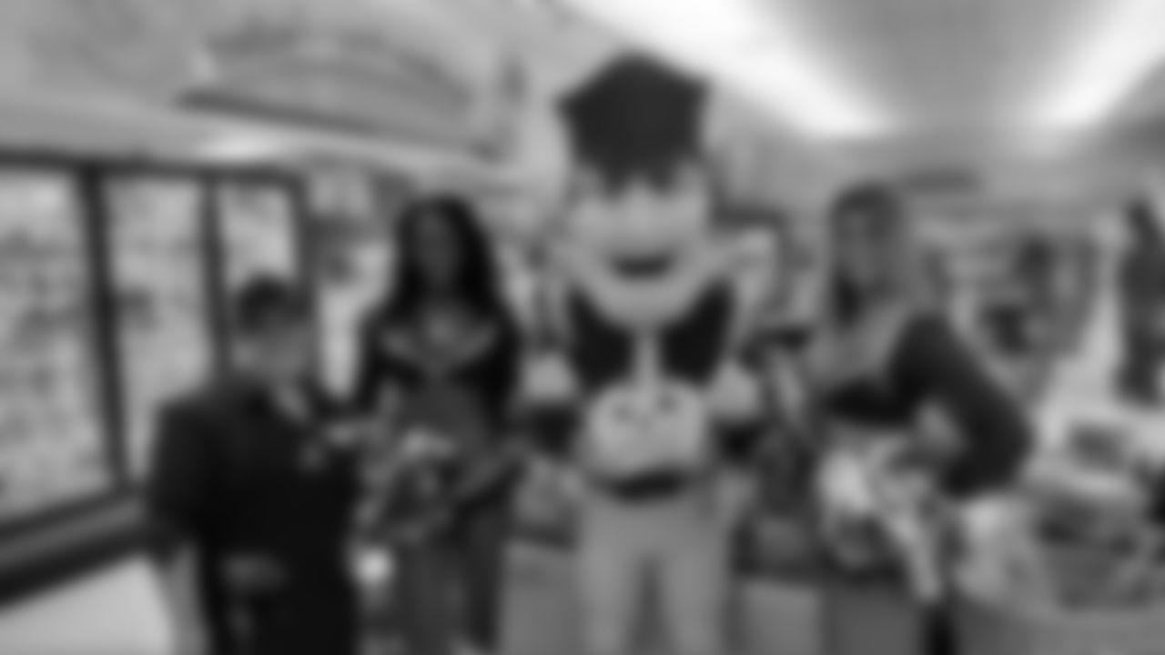 winchester_-_patriots_cheerleaders_and_pat_with_halloween_cheese.jpg