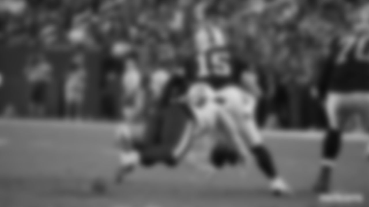 Anfernee Jennings (58) with a shoestring tackle on Raiders QB Chase Garbers (15)