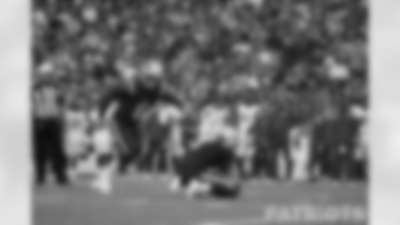 Nick Folk (6) attempts a PAT