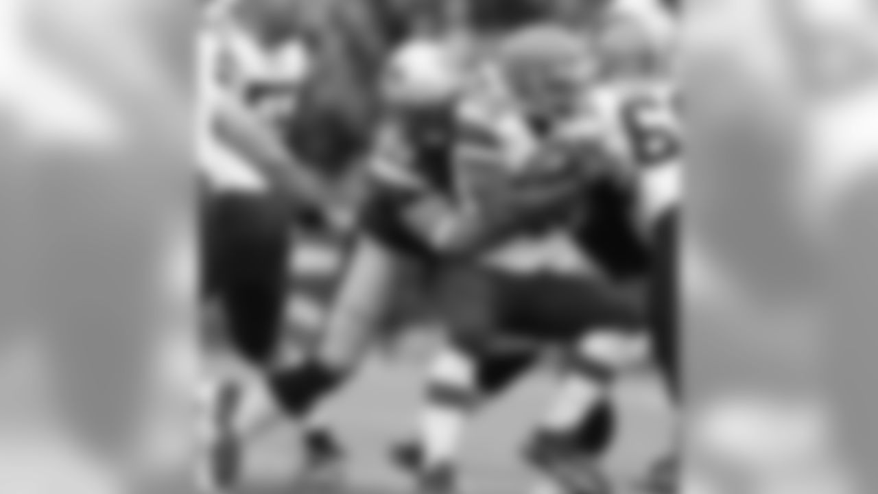 Rob Ninkovich tackles Browns RB Chris Ogbonnaya