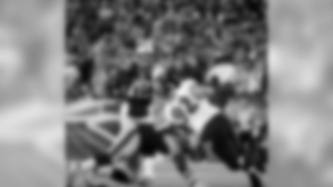 Logan Mankins blocks for Tom Brady