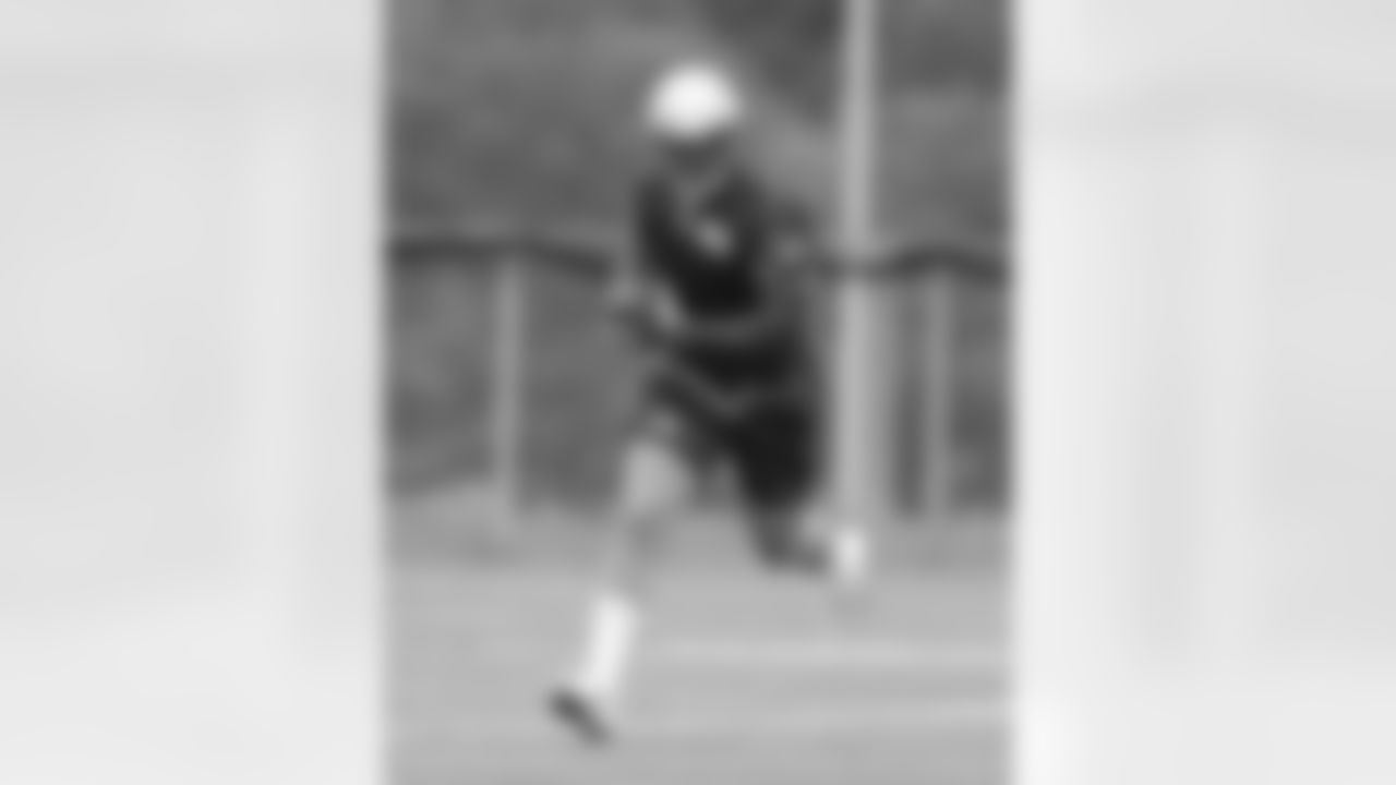 Adrian Wilson returns an interception