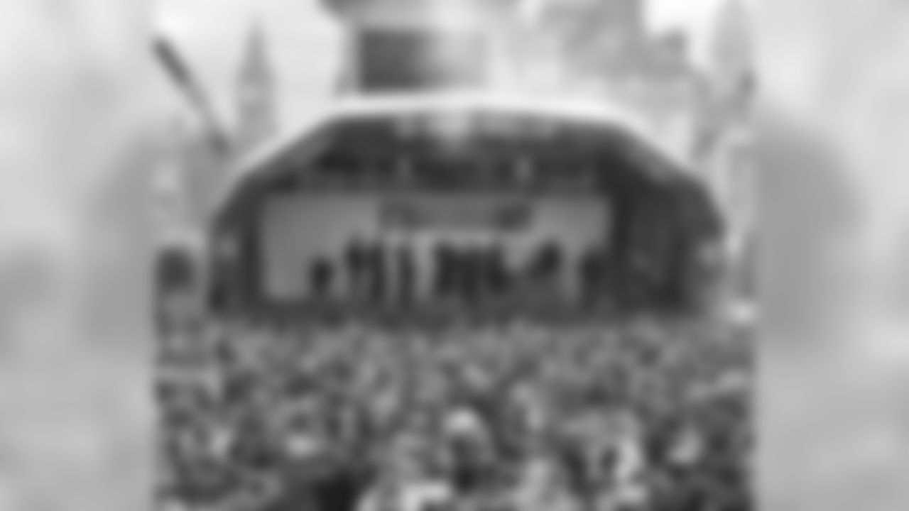 tempNFL-London-FanRally-271005.JPG