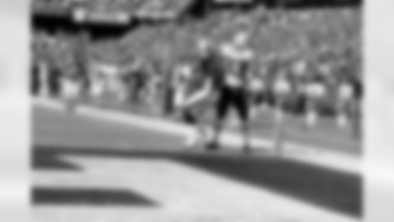 Wes Welker makes a great adjustment to come up with a ball deep the redzone