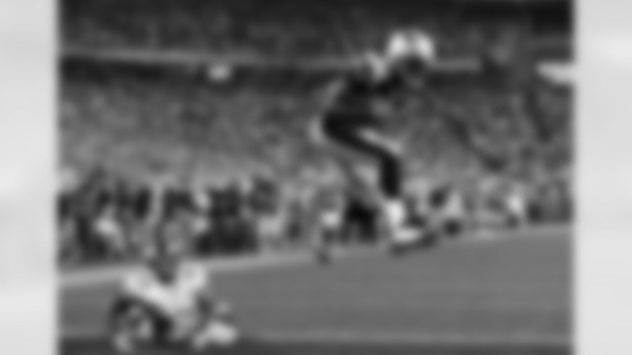 Randy Moss six-yard TD catch to give Patriots lead with under three minutes to play (XLII vs Giants).