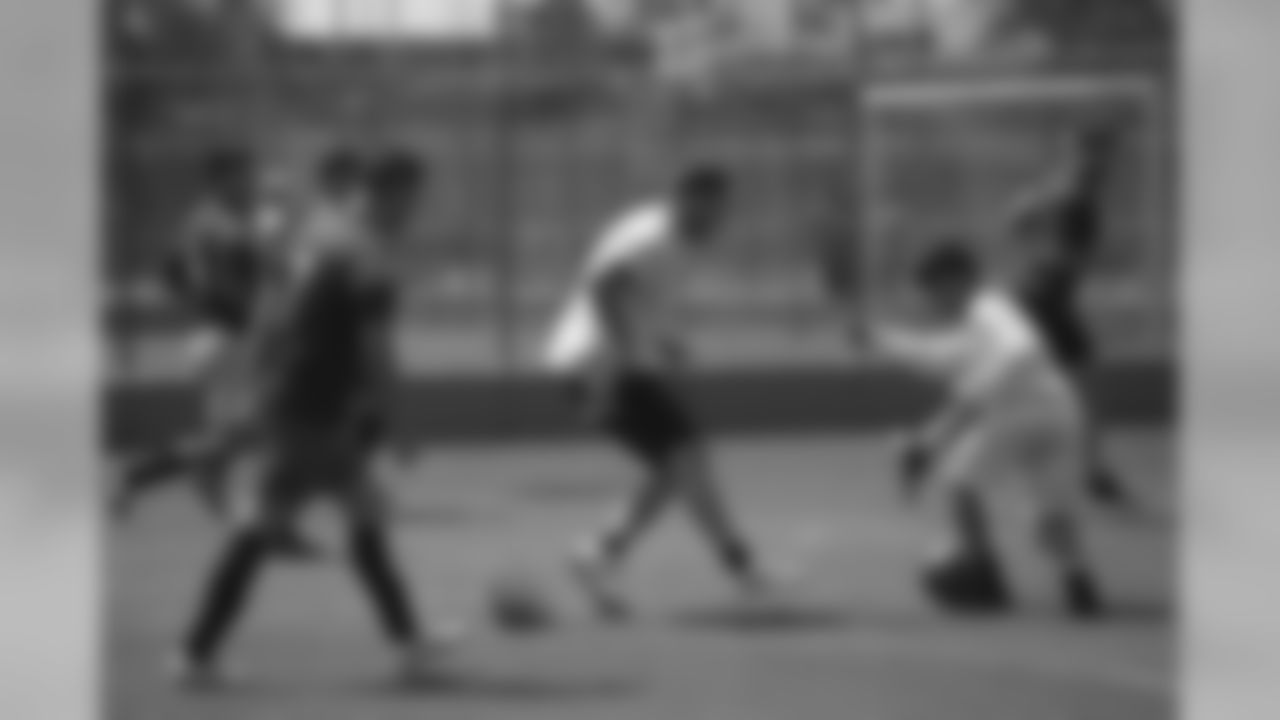 nfl_playing_soccer_027_0.jpg