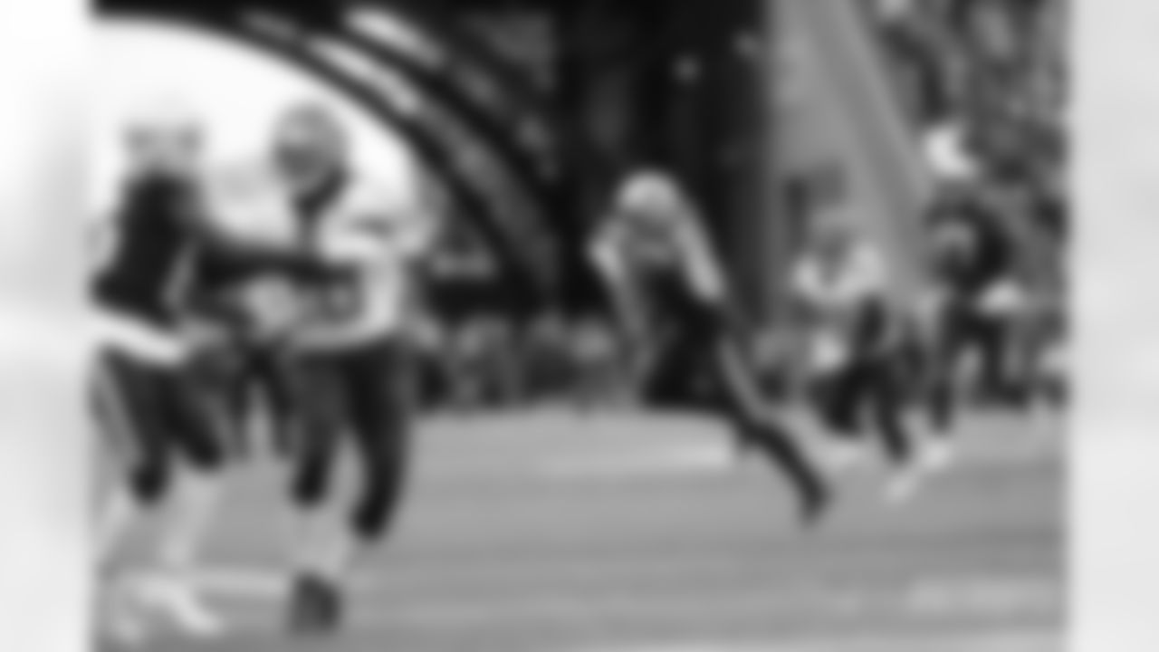 Jonnu Smith runs with the ball